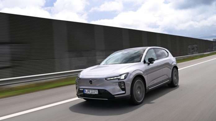 12-volvo-ex60-fahrend-vorn
