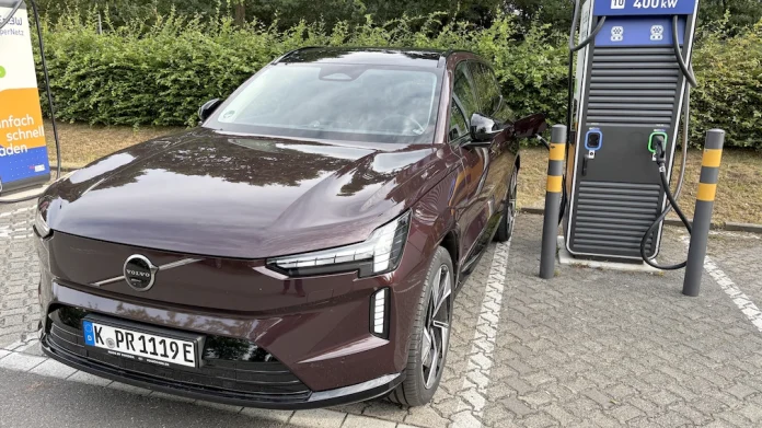 E-SUV-Volvo-EX90-an-einer-HPC-Ladesaeule-3567-2048x1152-fb6d176fbfecca0b