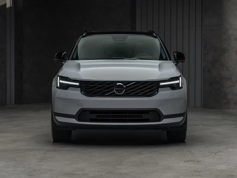 Volvo XC40 und EX40: Schärferes Design und KI zum Facelift