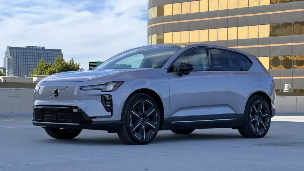 Volvo EX60 ist ein brillant ausgeführtes Elektrofahrzeug