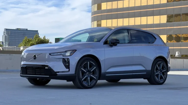 Volvo EX60 ist ein brillant ausgeführtes Elektrofahrzeug